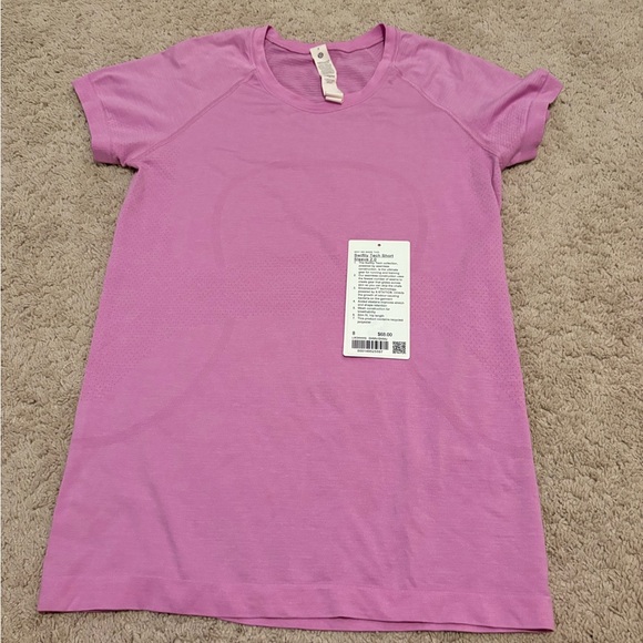 Lululemon Athletica Swiftly Tech Short Sleeve in Lavender - Picture 1 of 4